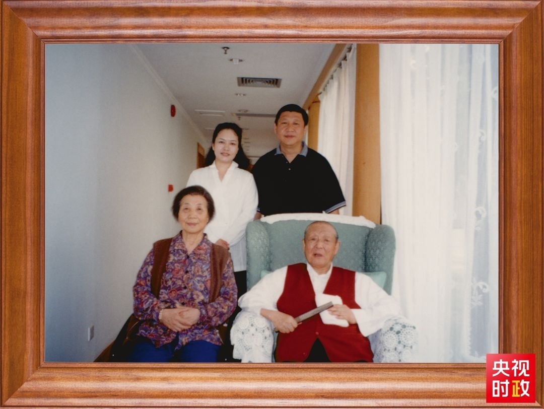 △這是習(xí)近平夫婦同父親習(xí)仲勛、母親齊心的合影。這張照片第一次出現(xiàn)在他的書架上。