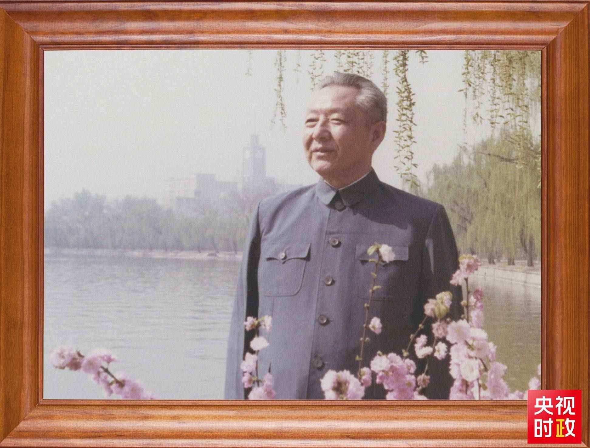 △這是習(xí)近平父親習(xí)仲勛同志的照片。2023年10月15日，是習(xí)仲勛同志誕辰110周年紀(jì)念日。這張照片第一次出現(xiàn)在他的書架上。