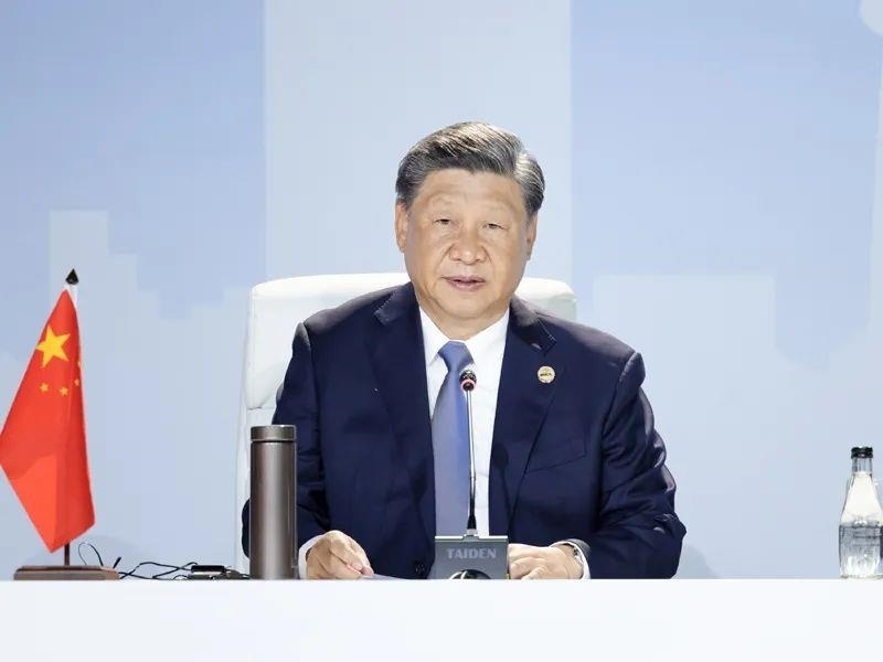 當(dāng)?shù)貢r(shí)間8月24日，習(xí)近平主席在南非約翰內(nèi)斯堡出席金磚國家領(lǐng)導(dǎo)人第十五次會(huì)晤特別記者會(huì)。