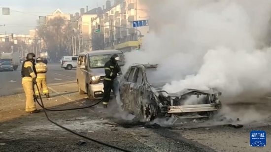 這張俄羅斯緊急情況部12月30日發(fā)布的視頻截圖顯示，在俄羅斯別爾哥羅德市，工作人員在現(xiàn)場(chǎng)救援。新華社發(fā)