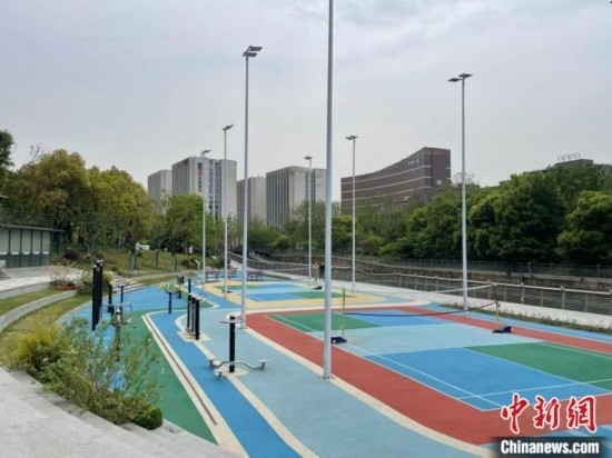 杭州余杭區(qū)一嵌入式體育場地。張煜歡 攝