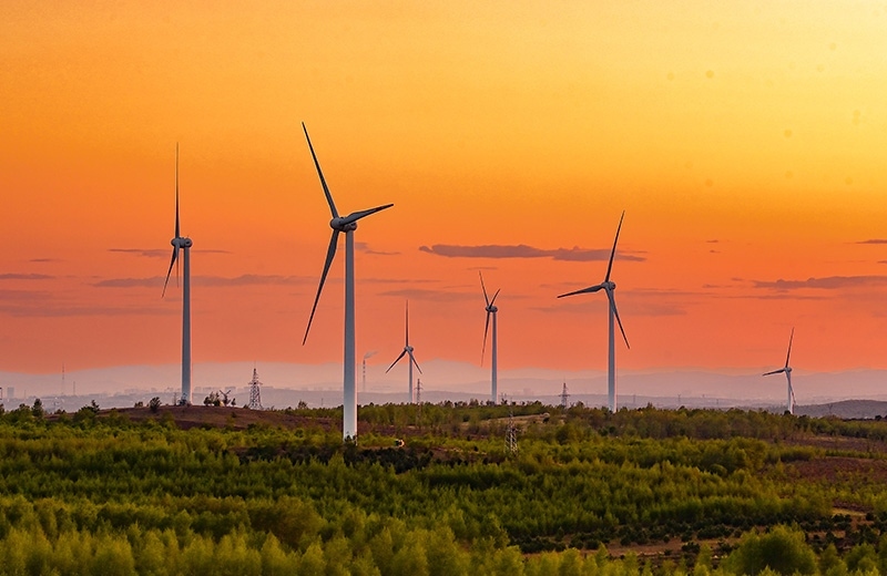 2023年5月23日清晨拍攝的內(nèi)蒙古興安盟烏蘭浩特市呼和馬場(chǎng)風(fēng)力光伏發(fā)電場(chǎng)內(nèi)的風(fēng)機(jī)。