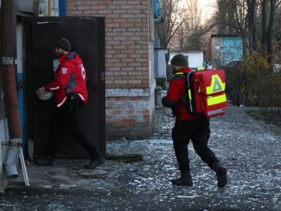  2023年11月25日，烏克蘭紅十字會救援人員在基輔市一棟遭空襲的居民樓實(shí)施清理和救助工作。新華社發(fā)（羅曼·佩圖什科夫攝）