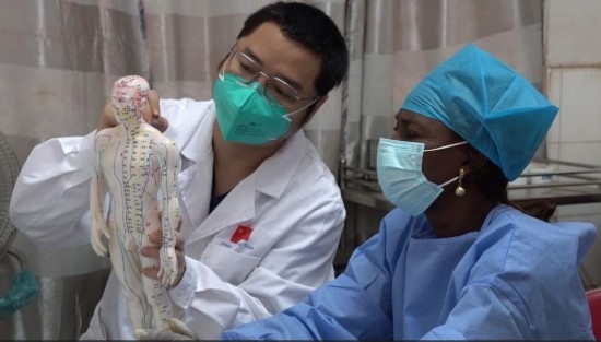 嘉興市中醫(yī)醫(yī)院郝亞波給當?shù)刂种v解中醫(yī)經(jīng)絡(luò)。新華社發(fā)