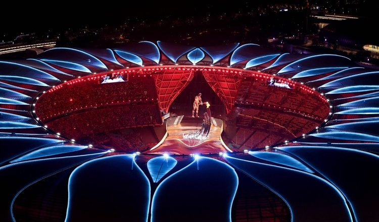 2023年9月23日，最后一棒火炬手汪順和數(shù)字火炬手在杭州亞運會開幕式上點燃主火炬。新華社記者 程婷婷 攝