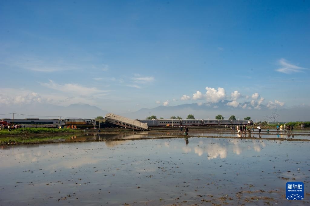 ?這是1月5日在印度尼西亞西爪哇省拍攝的列車相撞事故現(xiàn)場(chǎng)。新華社發(fā)（塞提安賈爾攝）