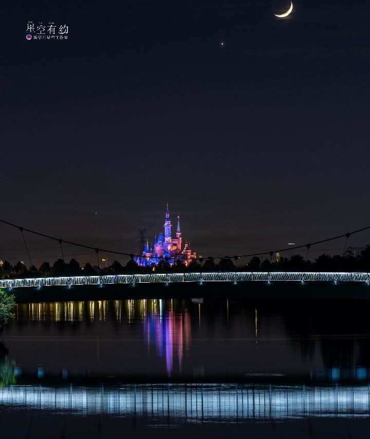 上海星空攝影愛好者陳悅華2023年5月23日在上海浦東拍攝的金星伴月。（本人供圖）