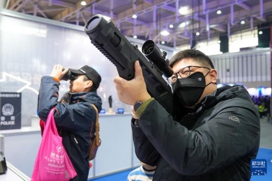 1月6日，觀眾在警營開放周活動(dòng)現(xiàn)場體驗(yàn)警用激光炫目槍。
