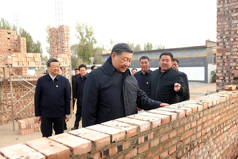 2023年11月10日，習(xí)近平總書記在河北保定涿州市刁窩鎮(zhèn)萬全莊村房屋重建施工現(xiàn)場考察。