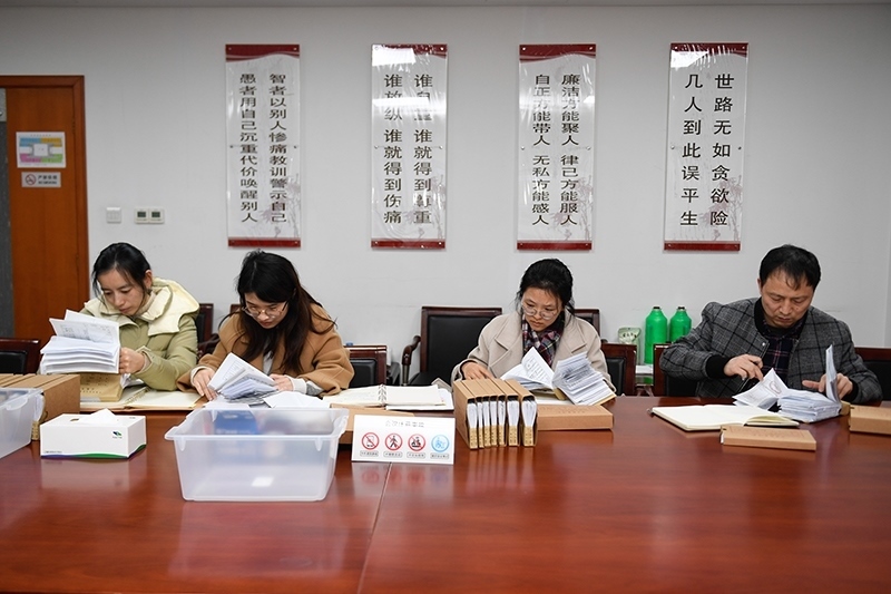 2020年1月8日，浙江寧波市北侖區(qū)紀委工作人員在檢查北侖區(qū)大數(shù)據(jù)發(fā)展管理中心2019年的公款消費票據(jù)，查找是否存在違規(guī)問題。