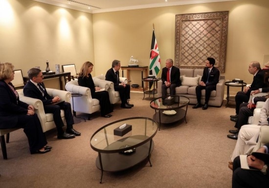 1月7日，約旦國王阿卜杜拉二世（中右）在安曼會見到訪的美國國務(wù)卿布林肯（中左）。新華社發(fā)（約旦王宮供圖）