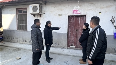  圖②：法官勘察訟爭(zhēng)房產(chǎn)。