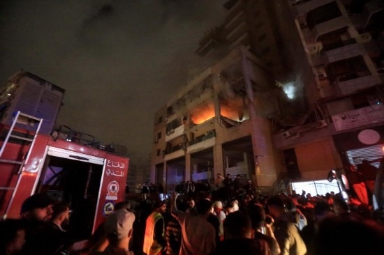 1月2日，人們聚集在黎巴嫩貝魯特南郊的以色列無(wú)人機(jī)襲擊現(xiàn)場(chǎng)。新華社發(fā)（比拉爾·賈維希攝）