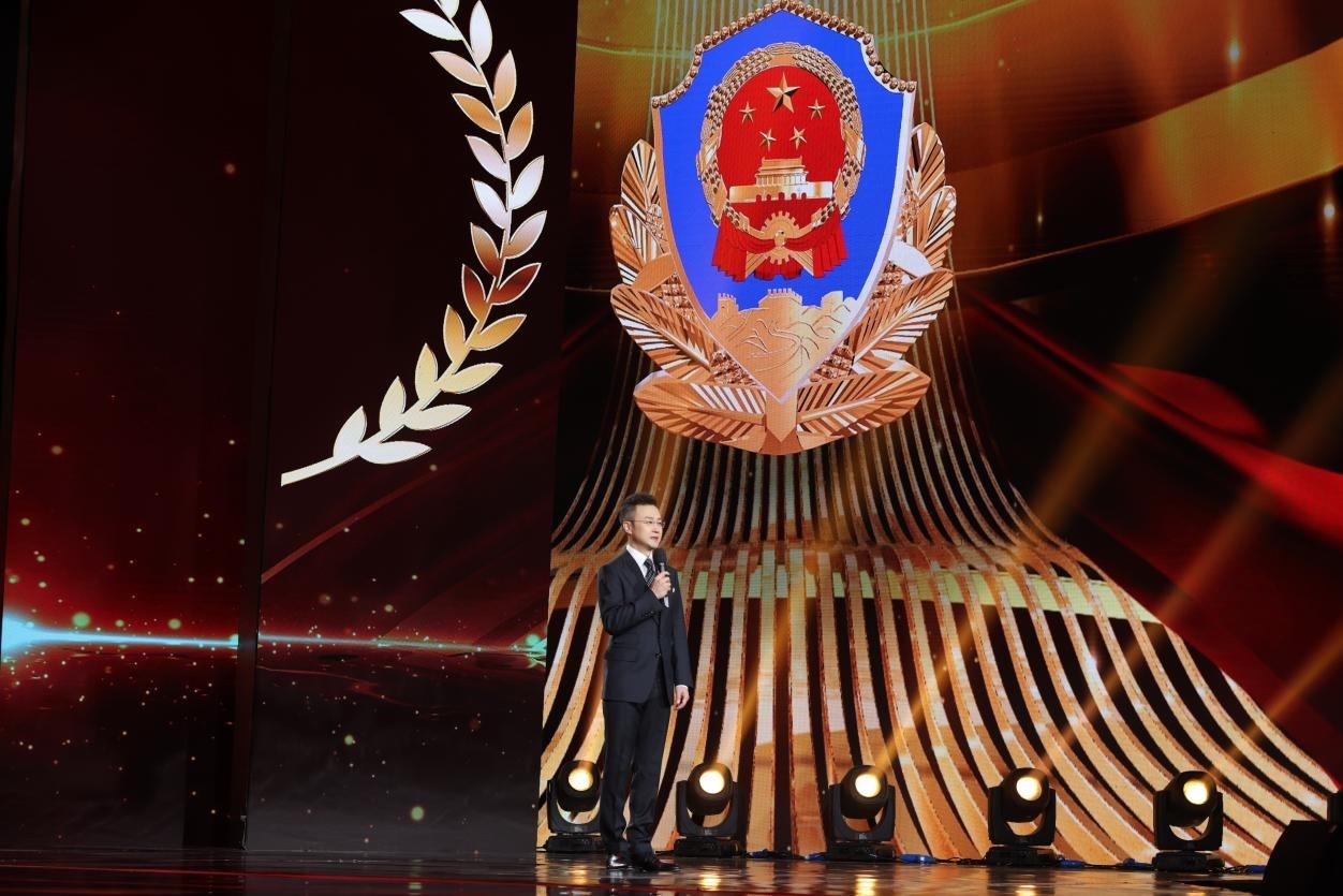 剛強致敬詞朗誦