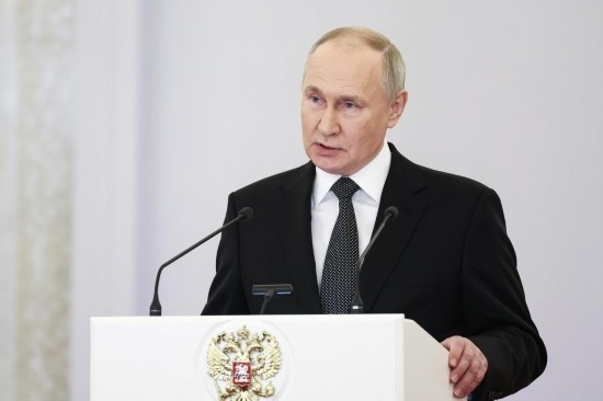 2023年12月8日，俄羅斯總統(tǒng)普京在莫斯科克里姆林宮出席“祖國(guó)英雄日”慶祝儀式。新華社/塔斯社