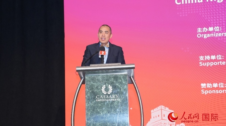 內(nèi)華達(dá)州副州長(zhǎng)辦公室幕僚長(zhǎng)魯?shù)稀づ撩鲌D安在論壇致辭。人民網(wǎng)記者 鄧圩攝