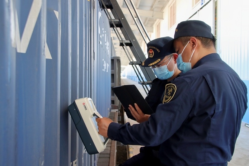 海關(guān)關(guān)員使用手持式輻射探測儀對中老鐵路入境貨物進行檢測。張釋巍攝