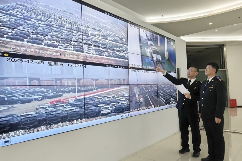 海關(guān)關(guān)員視頻巡查出口汽車場地。李進攝