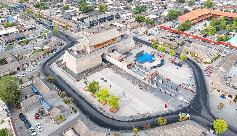 2022年9月8日，航拍河北正定古城陽(yáng)和樓與正定歷史文化街。