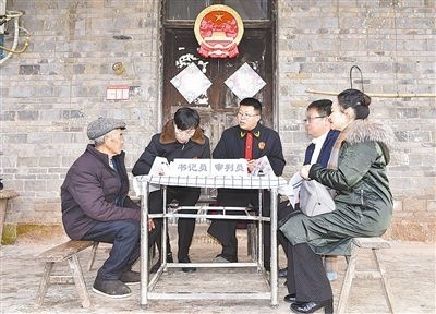  圖②：調(diào)解現(xiàn)場。