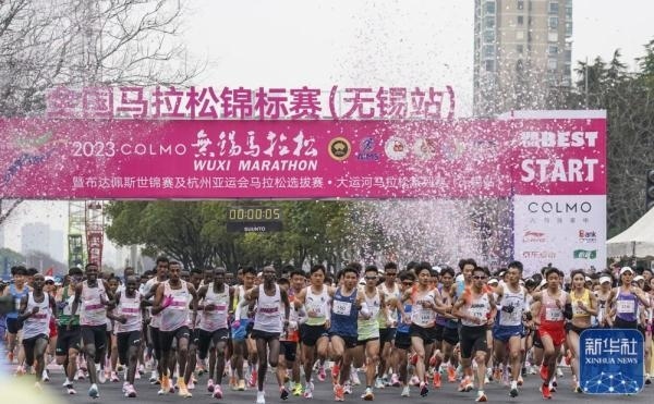 2023年3月19日，2023無(wú)錫馬拉松鳴槍開賽。新華社記者 李博 攝