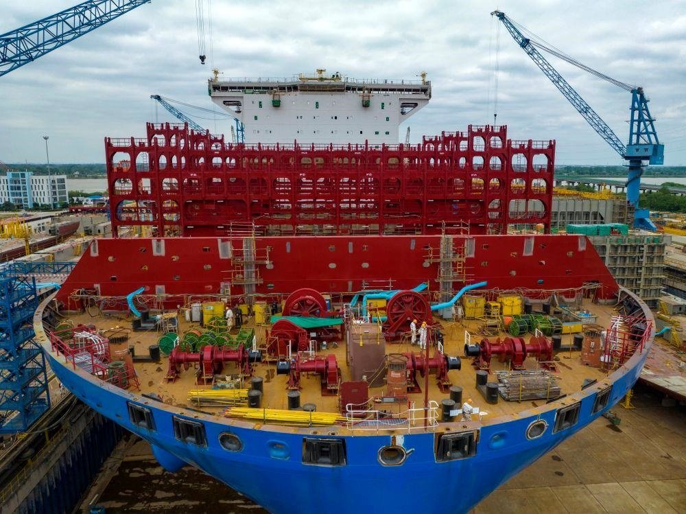 △2023年5月7日，江蘇揚(yáng)州中遠(yuǎn)海運(yùn)重工有限公司工人在作業(yè)。