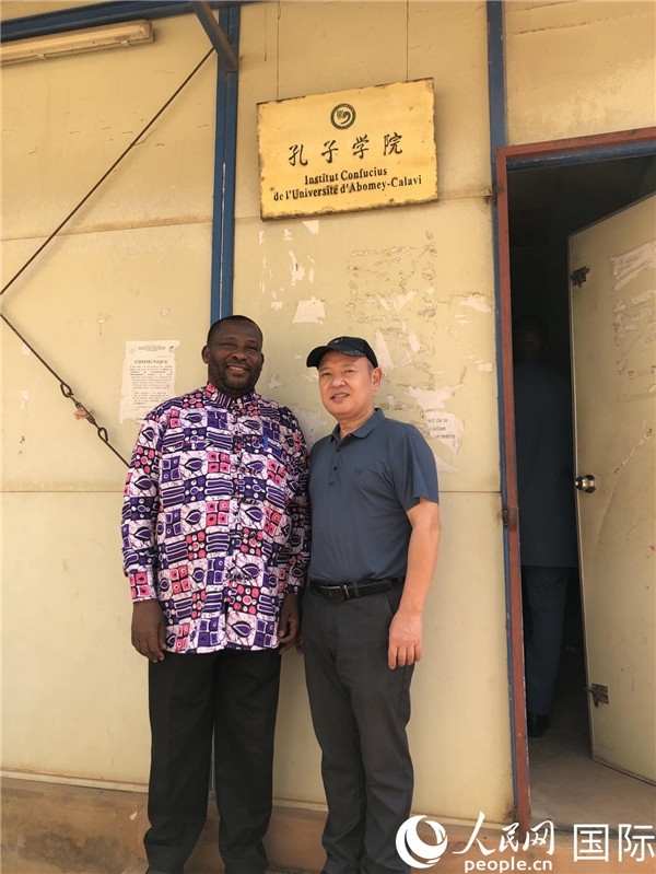 中方院長(zhǎng)趙華修和貝方院長(zhǎng)于連合影。人民網(wǎng)記者 黃培昭攝