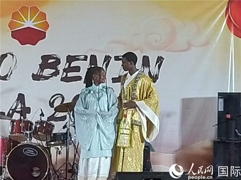 孔子學(xué)院的中國(guó)時(shí)裝秀表演。人民網(wǎng)記者 黃培昭攝