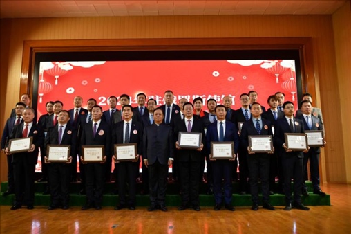 張漢暉為獲獎(jiǎng)單位和個(gè)人頒發(fā)獎(jiǎng)狀。駐俄羅斯使館供圖