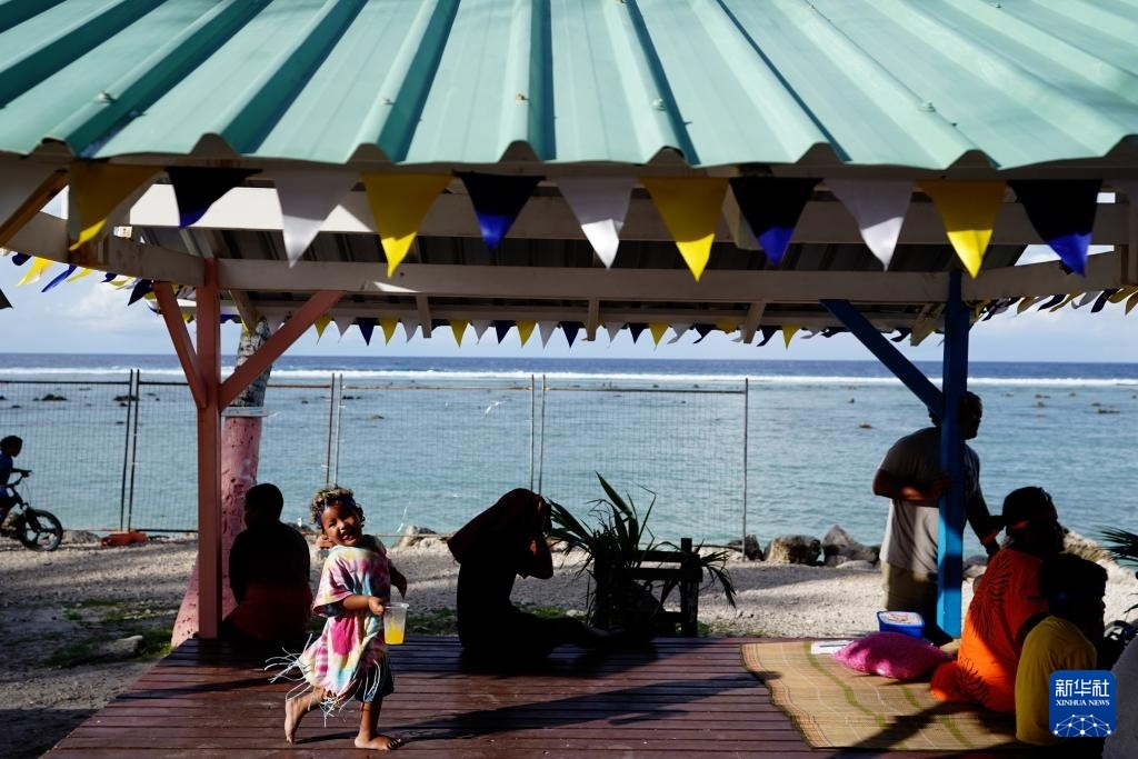 1月20日，當(dāng)?shù)厝嗽阼斠惶幒┬蓍e娛樂。新華社記者 王申 攝