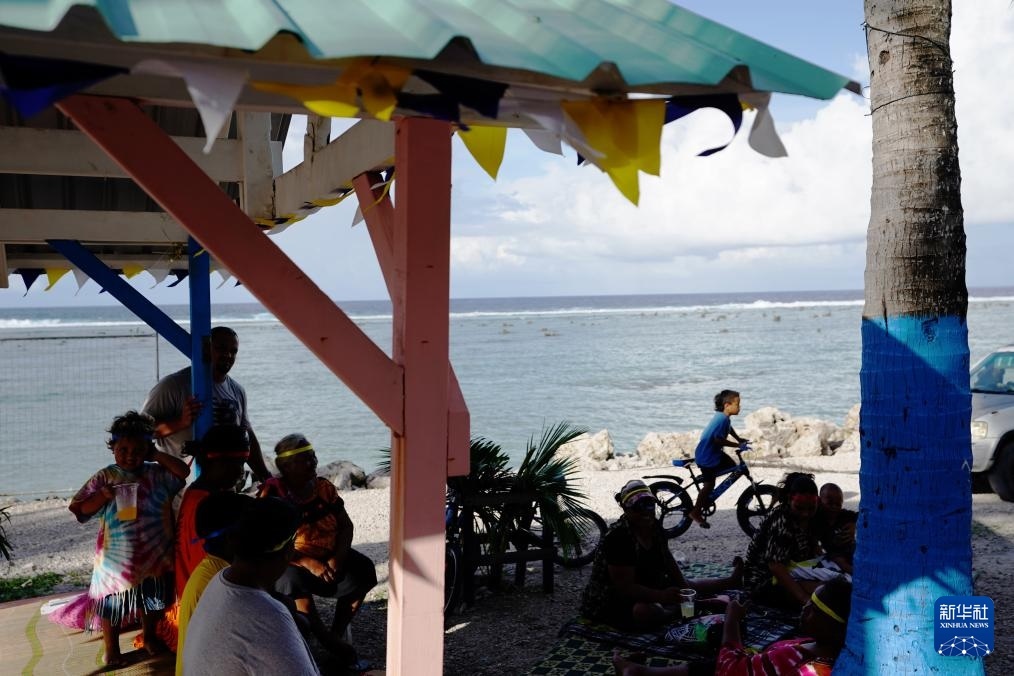 1月20日，當(dāng)?shù)厝嗽阼斠惶幒┬蓍e娛樂。新華社記者 王申 攝