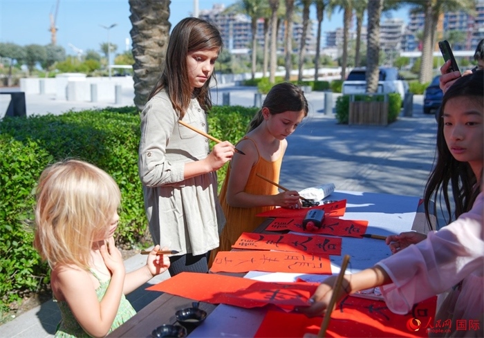 小朋友體驗(yàn)書(shū)法創(chuàng)作。人民網(wǎng) 塔里克·易卜拉欣攝