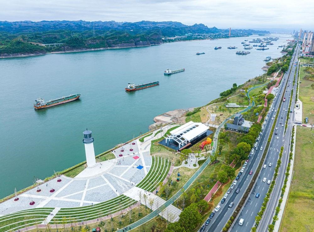 △湖北宜昌市濱江公園燈塔廣場(chǎng)。該廣場(chǎng)是在實(shí)施岸線復(fù)綠等綜合措施后，由老舊碼頭改造而成。