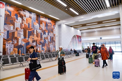 1月24日，在印度尼西亞雅加達(dá)哈利姆站，乘客在候車(chē)大廳內(nèi)行走。新華社記者 徐欽 攝