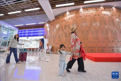 1月24日，在印度尼西亞雅加達(dá)哈利姆站，乘客在候車(chē)大廳內(nèi)行走。新華社記者 徐欽 攝