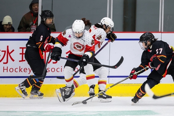 雙方球員爭(zhēng)搶。中國(guó)冰球協(xié)會(huì)供圖