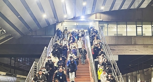 2024年鐵路春運(yùn)今日啟動(dòng)，旅客進(jìn)入站臺準(zhǔn)備乘車。人民網(wǎng)記者 喬雪峰攝