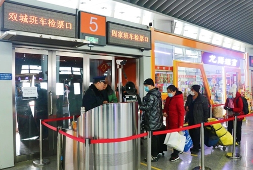 哈西公路客運(yùn)站內(nèi)旅客檢票排隊(duì)上車。黑龍江省交通運(yùn)輸廳供圖