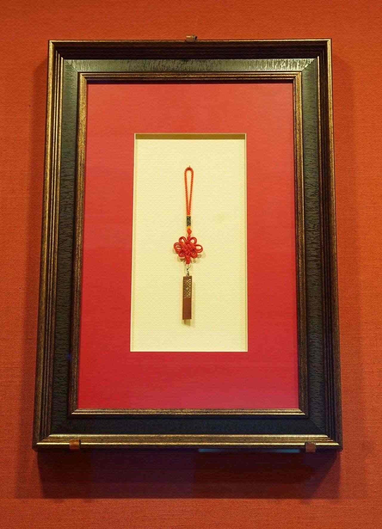 2017年5月，時任肯尼亞總統(tǒng)烏胡魯·肯雅塔贈送習(xí)近平主席的蒙內(nèi)鐵路紀(jì)念U盤。