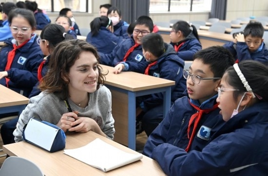  2023年12月18日，在西安新城區(qū)后宰門小學(xué)進(jìn)行的中法校園文化周法語語言沙龍上，西安法語聯(lián)盟的老師與學(xué)生進(jìn)行互動。新華社記者 劉瀟 攝