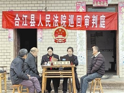  圖②：巡回審理現(xiàn)場。