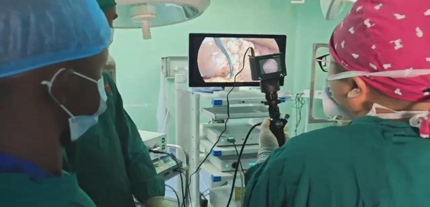 吳巍醫(yī)生（右一）在開展雙鏡聯(lián)合手術。中國援桑醫(yī)療隊供圖