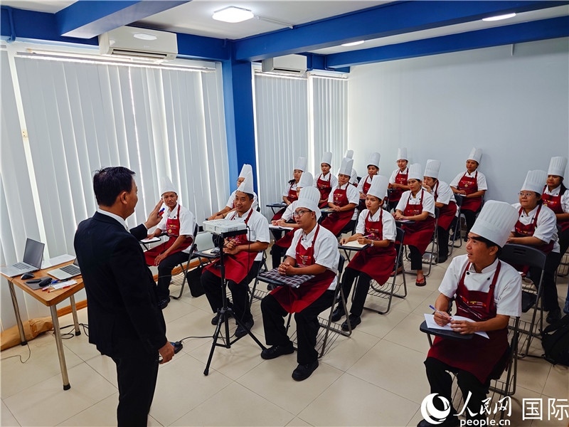 教師向?qū)W員授課。人民網(wǎng)記者 謝佳君攝