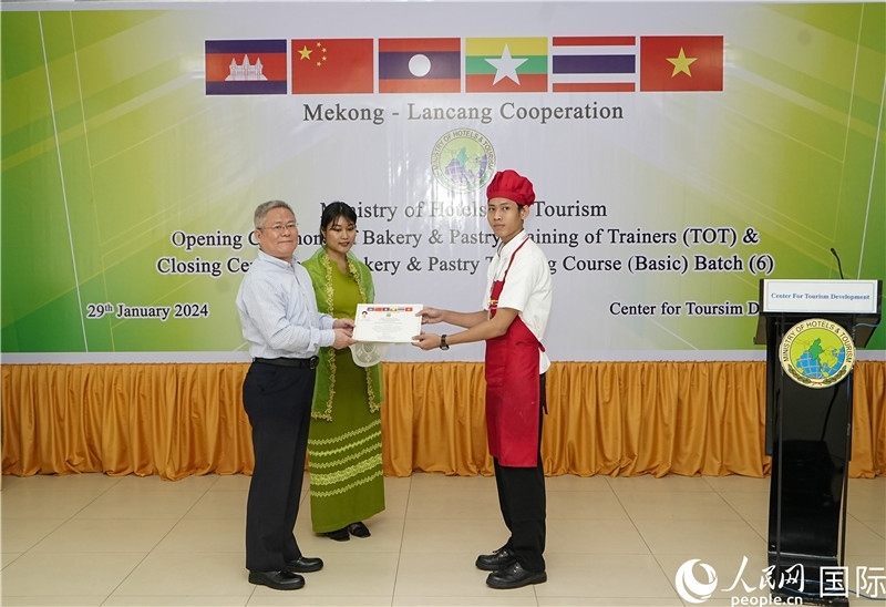 潘峰參贊向?qū)W員頒發(fā)證書。人民網(wǎng)記者 謝佳君攝