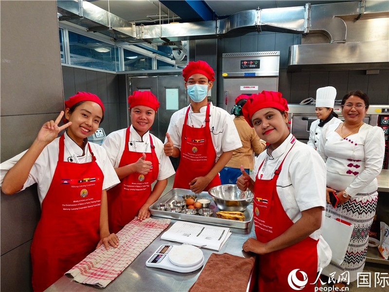 學(xué)員進(jìn)行實(shí)操練習(xí)。人民網(wǎng)記者 謝佳君攝