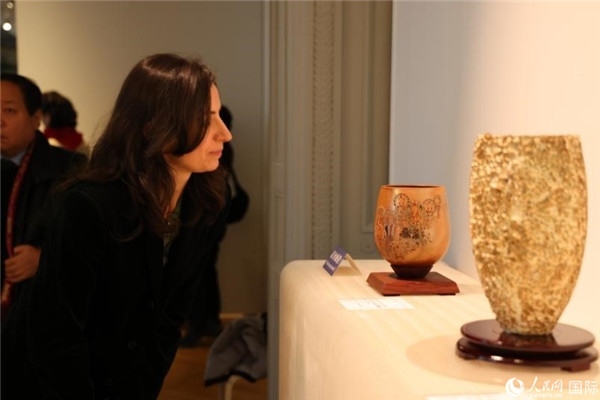 嘉賓和公眾參觀“絲路瓷行”——中國(guó)景德鎮(zhèn)陶瓷文化特展。人民網(wǎng)記者 尚凱元攝