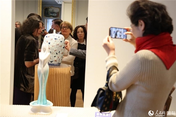 嘉賓和公眾參觀“絲路瓷行”——中國(guó)景德鎮(zhèn)陶瓷文化特展。人民網(wǎng)記者 尚凱元攝