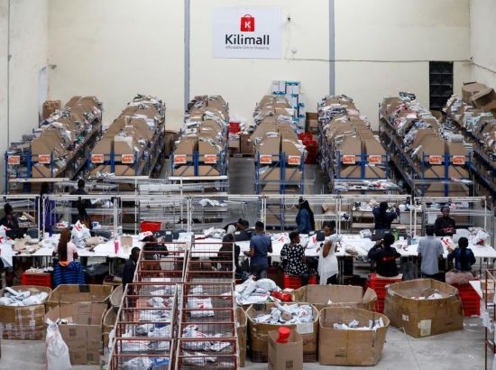 2023年11月11日，在肯尼亞姆洛隆戈，Kilimall員工在倉庫內工作。新華社記者 李亞輝 攝