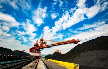 國(guó)家能源集團(tuán)黃驊港煤堆場(chǎng)堆料機(jī)正在作業(yè)。受訪者供圖