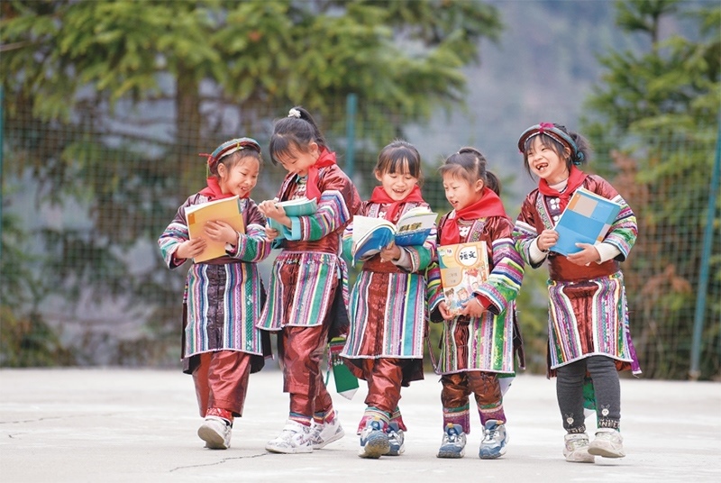 位于貴州省黔東南苗族侗族自治州從江縣大山深處的西山鎮(zhèn)中寨教學(xué)點(diǎn)，是一所全校均為瑤族學(xué)生的“微小學(xué)”。近年來，隨著教學(xué)條件逐漸改善，學(xué)校發(fā)生了翻天覆地的變化。圖為2023年2月16日，領(lǐng)到新書的瑤族學(xué)生在一起交流。 新華社記者 楊文斌/攝